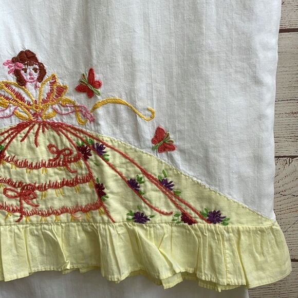 VINTAGE HAND SEWN AND HAND EMBROIDERED PILLOWCASES WITH SOUTHERN BELLE - Picture 5 of 9